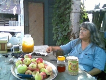 Людмила Резник.  Летний завтрак во дворе