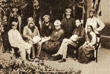 Е.П. Блаватская и Г.С. Олькотт с индискими теософами в Бомбее, ориентировочно 1879 или 1880 г.
